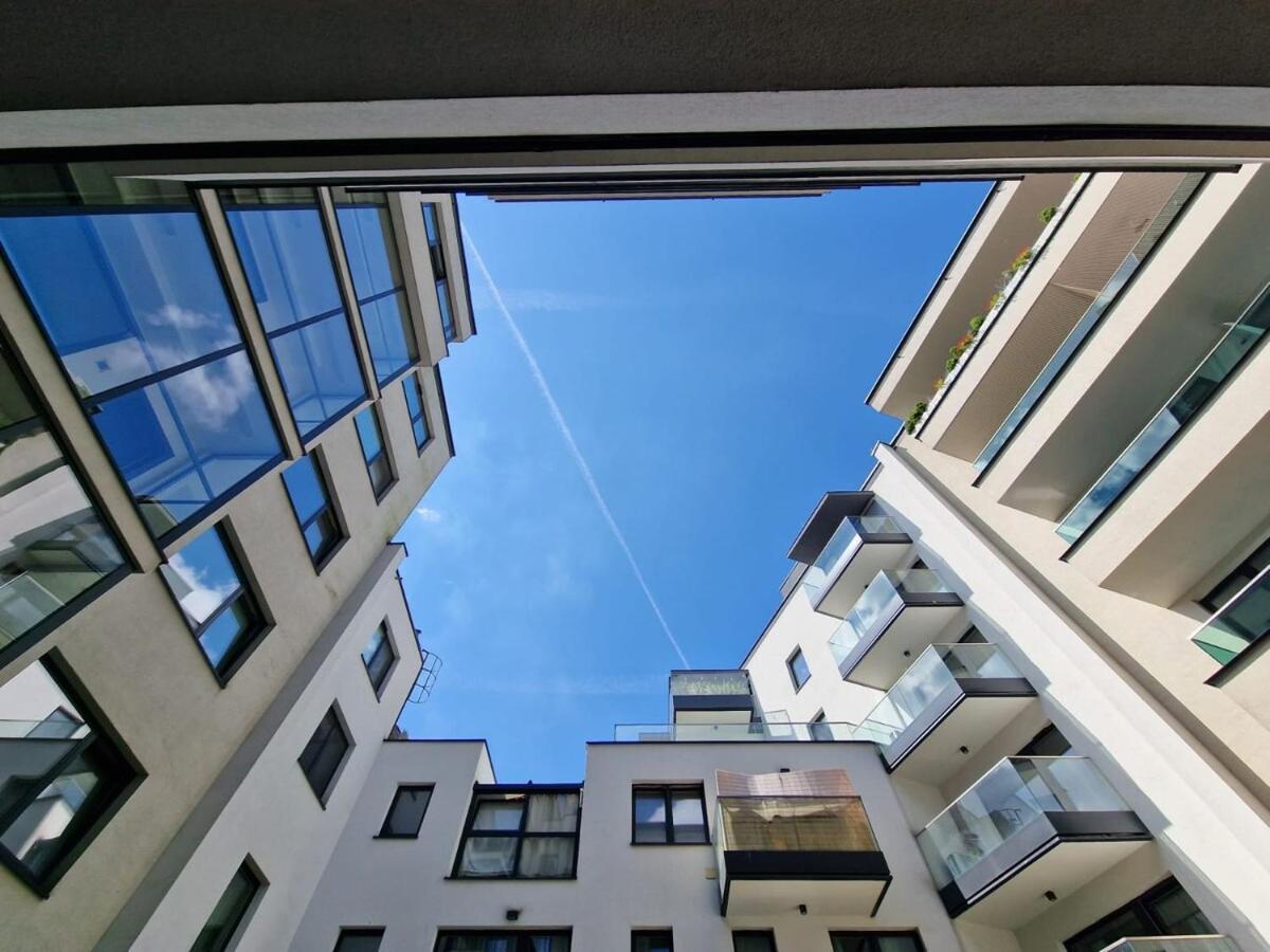 Family With 2 Bedrooms, Huge Balcony, Free Parking, 10 Minutes Walk To Main Square And Kazimierz District * Krakau