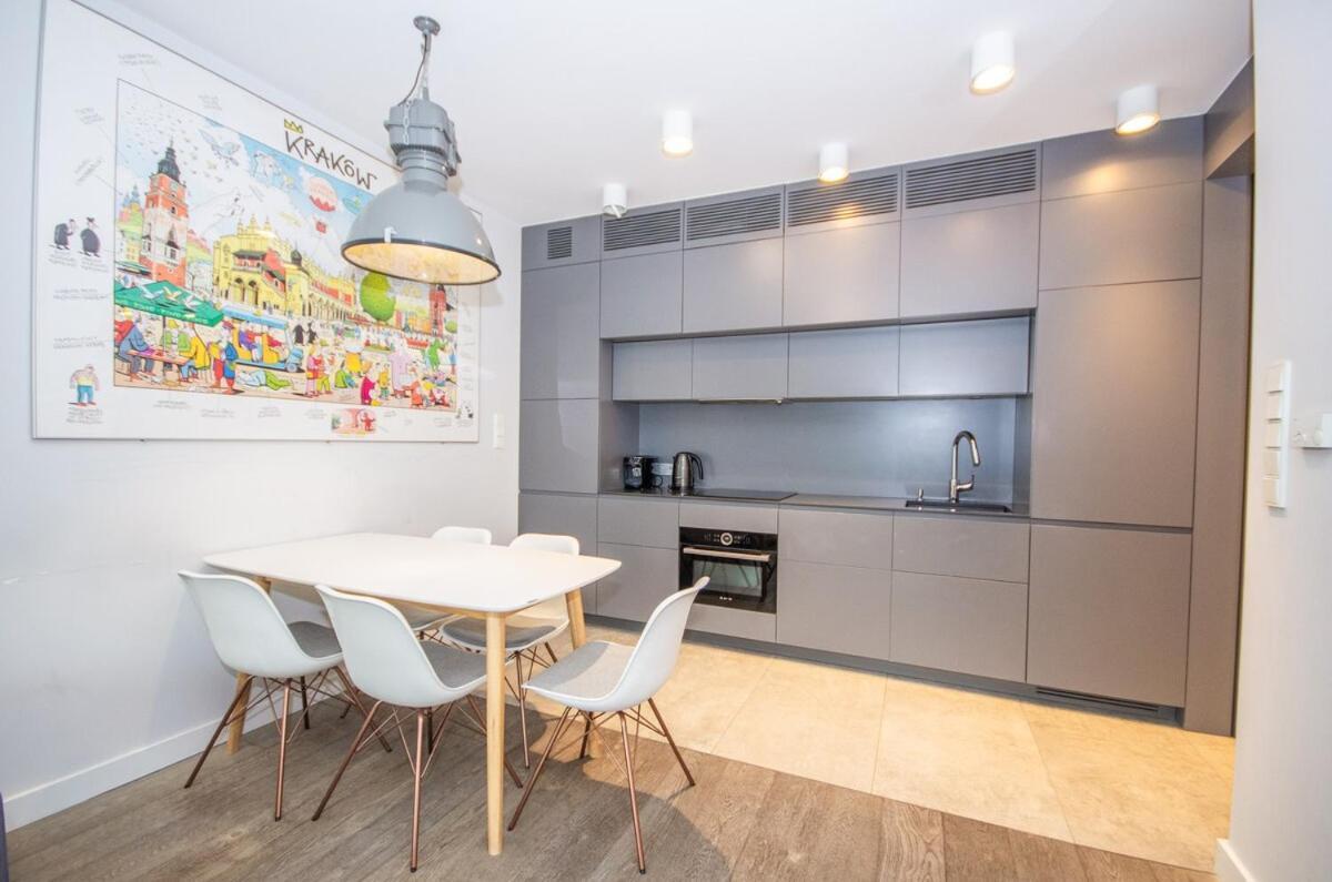 Family With 2 Bedrooms, Huge Balcony, Free Parking, 10 Minutes Walk To Main Square And Kazimierz District