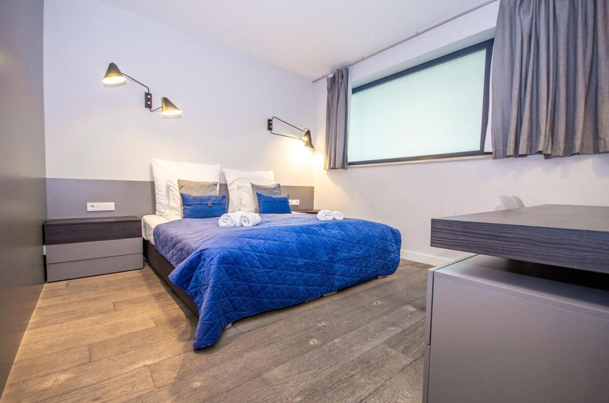Family With 2 Bedrooms, Huge Balcony, Free Parking, 10 Minutes Walk To Main Square And Kazimierz District Apartment