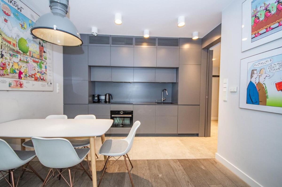 Family With 2 Bedrooms, Huge Balcony, Free Parking, 10 Minutes Walk To Main Square And Kazimierz District Apartment *