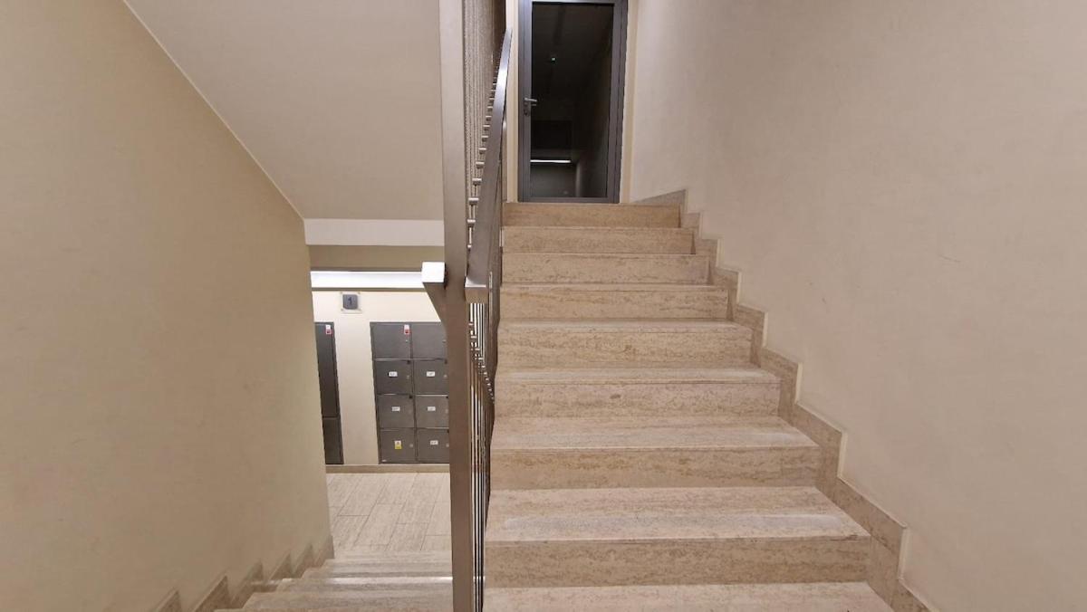 Family With 2 Bedrooms, Huge Balcony, Free Parking, 10 Minutes Walk To Main Square And Kazimierz District Krakau