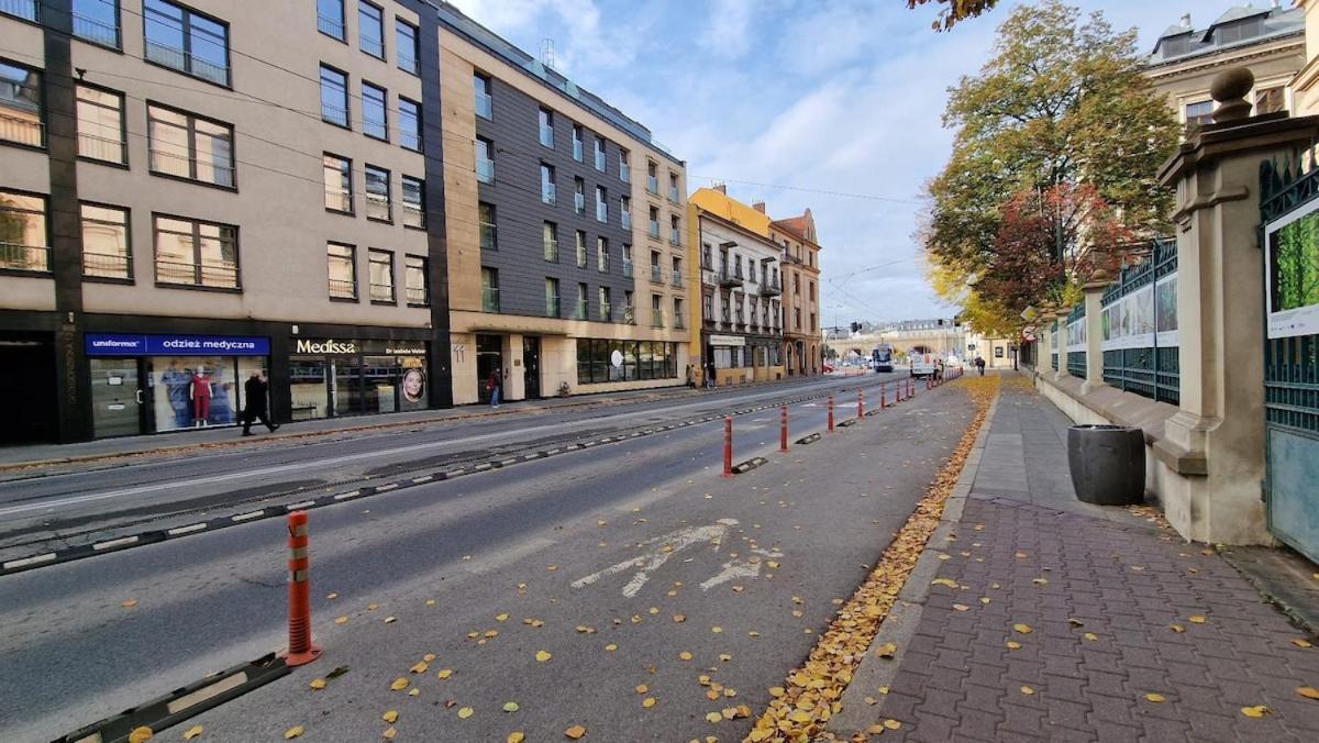 Family With 2 Bedrooms, Huge Balcony, Free Parking, 10 Minutes Walk To Main Square And Kazimierz District Apartment