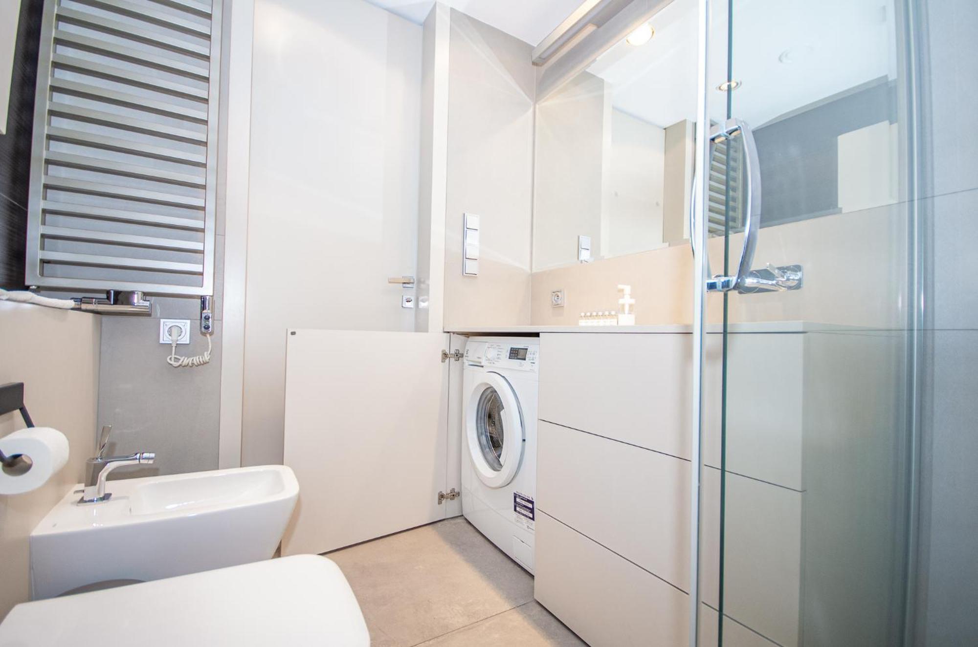 Family With 2 Bedrooms, Huge Balcony, Free Parking, 10 Minutes Walk To Main Square And Kazimierz District